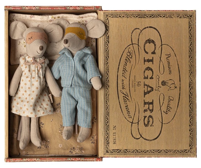 Myšky otec a mama v cigarovej krabičke