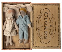 Myšky otec a mama v cigarovej krabičke